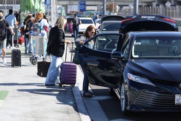 مسافرون أمام مطار لوس أنجلوس الدولي (أرشيفية من رويترز)