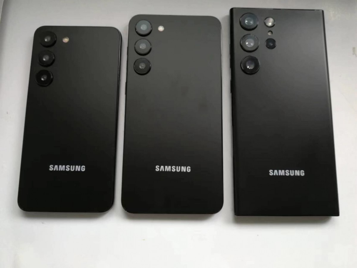 تظهر دمى Samsung Galaxy S23 و S23 + و S23 Ultra جنبًا إلى جنب