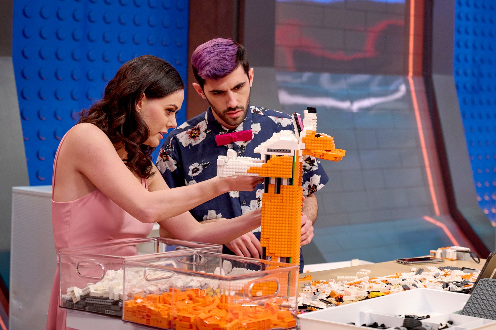 شخصان يعملان معًا لبناء مجموعة LEGO